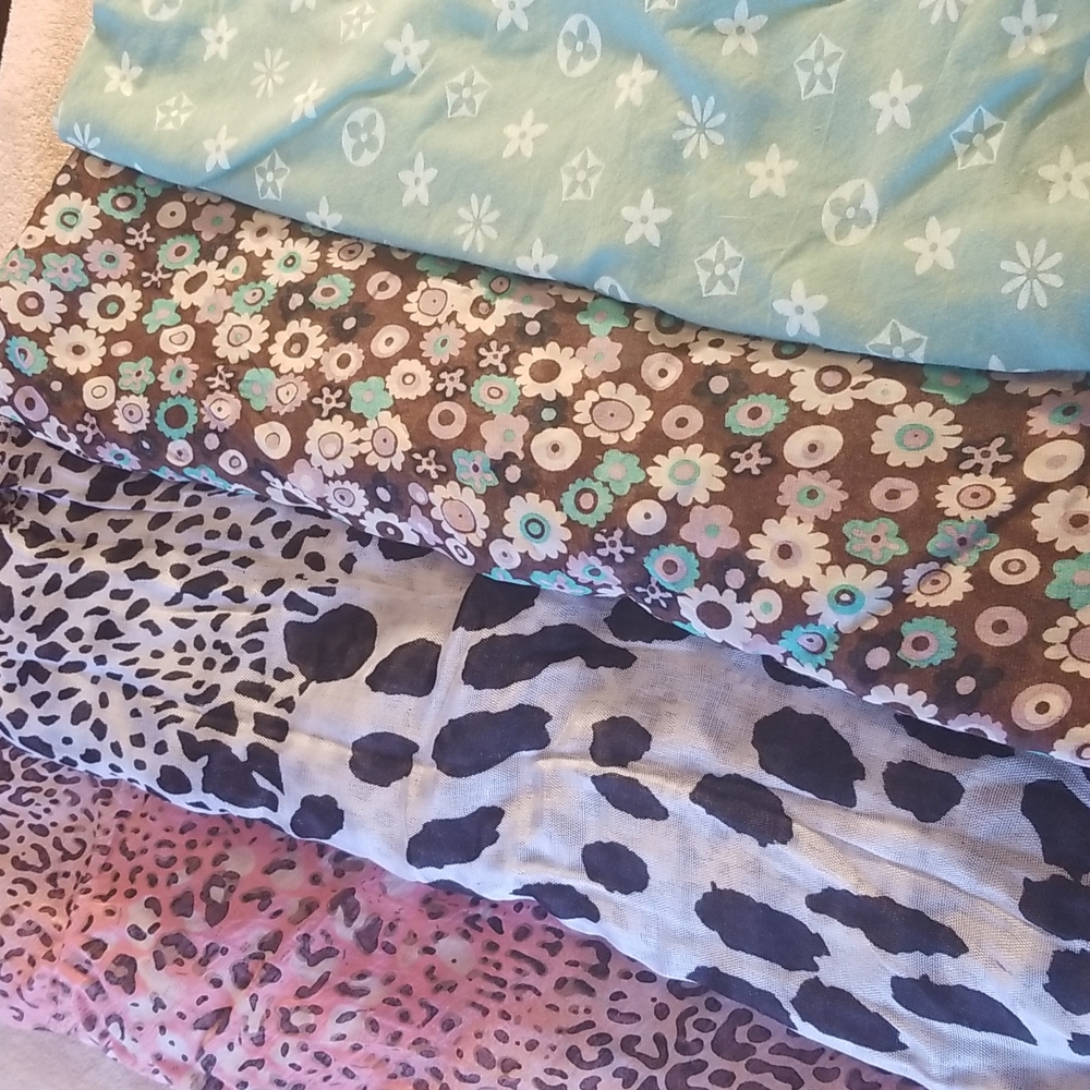 Bundle of 4 scarves💗